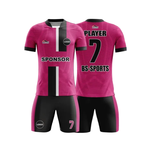 üstünde ve altında kırmızı ve beyaz çizgiye sahip pembe çizgi desenli futbol forması tasarımı ve şortu