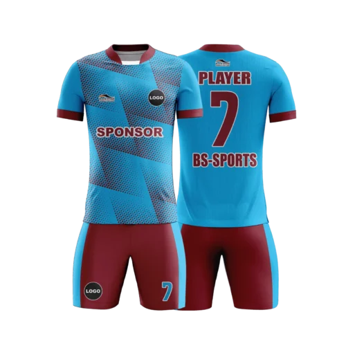 Üstü açık mavi, siyah desenli, bordo yazılı, bordo ağırlıklı şorta sahip futbol forması takımı.