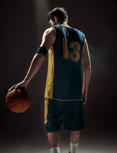 elinde basketbol topu tutan basketbolcu