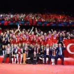 filenin sultanları avrupa şampiyonluğu sevinci sağda türk bayrağı ve arkada sevinen taraftarlar